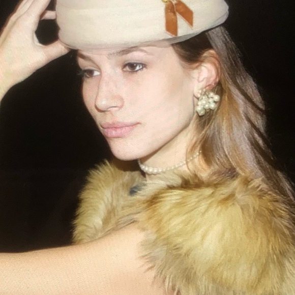 Vintage Ladies Ivory Wicker & Tulle Pillbox Hat - Picture 2 of 6